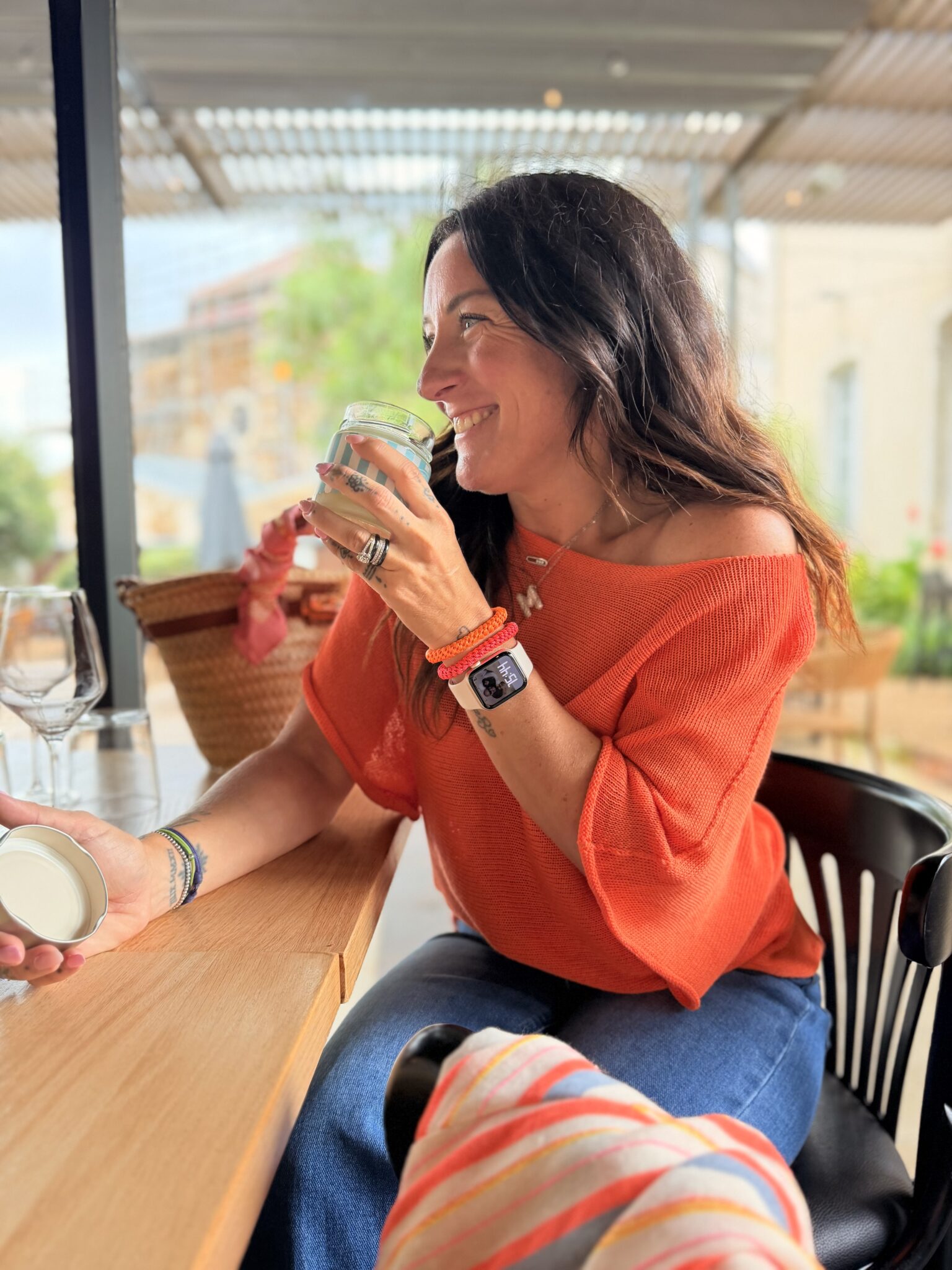 femme portant pull en maille fine orange