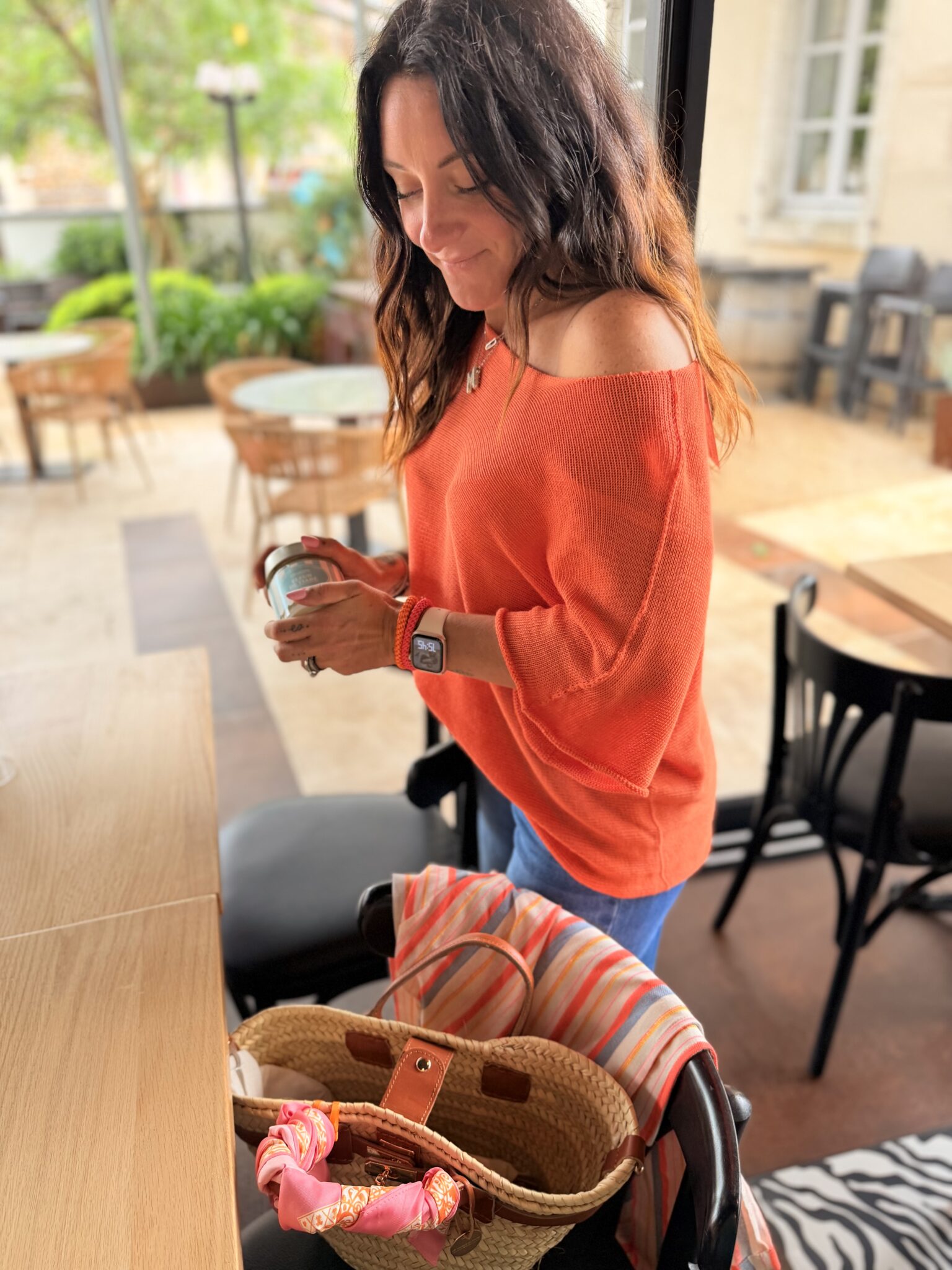 femme portant pull en maille fine orange