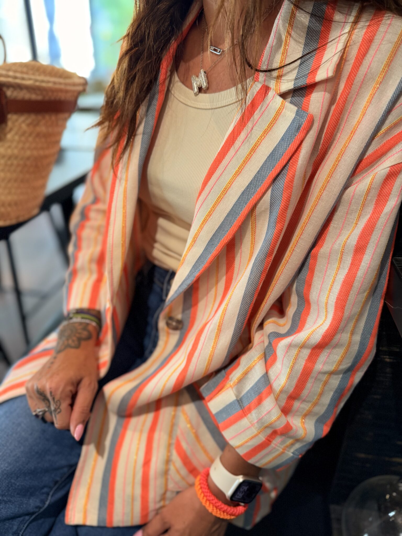 femme portant veste blazer à rayures de couleurs