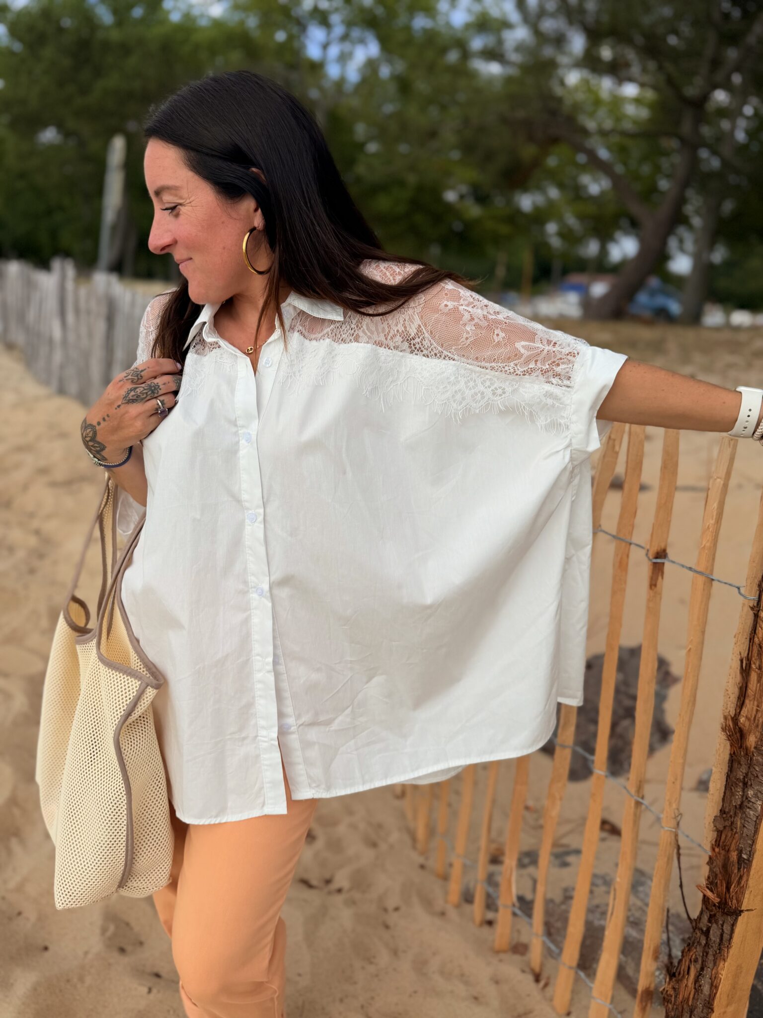 chemise blanche dentelle épaules