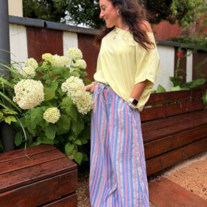 femme portant un parangon fluide large à rayures bleu et rose