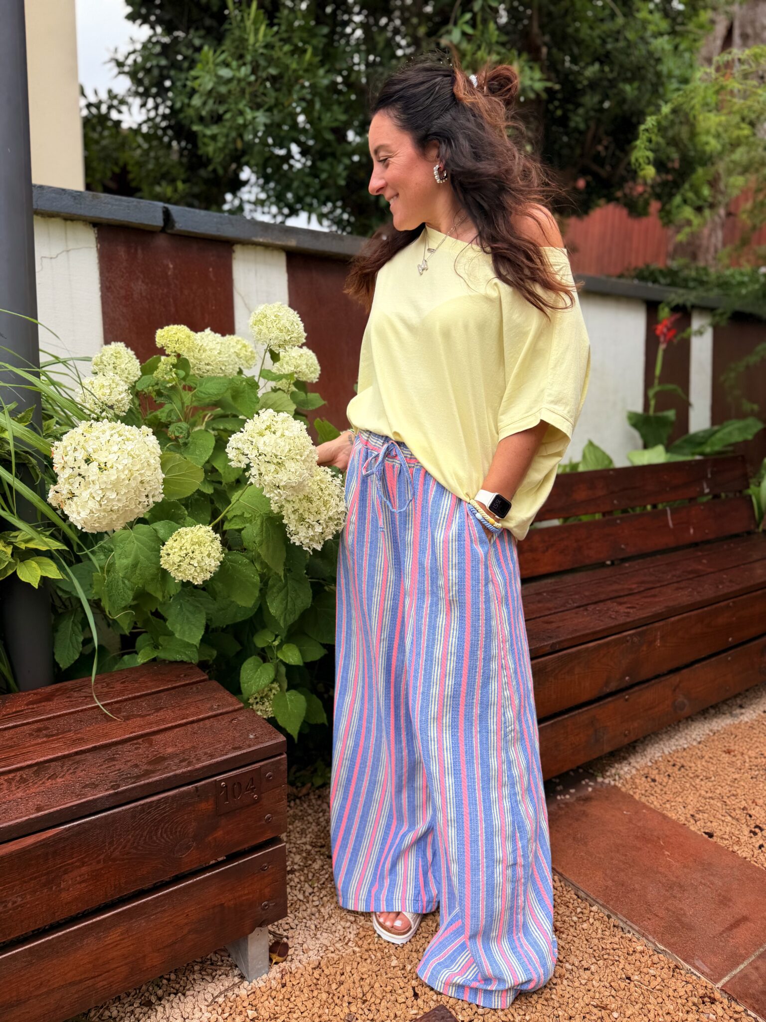 femme portant un parangon fluide large à rayures bleu et rose