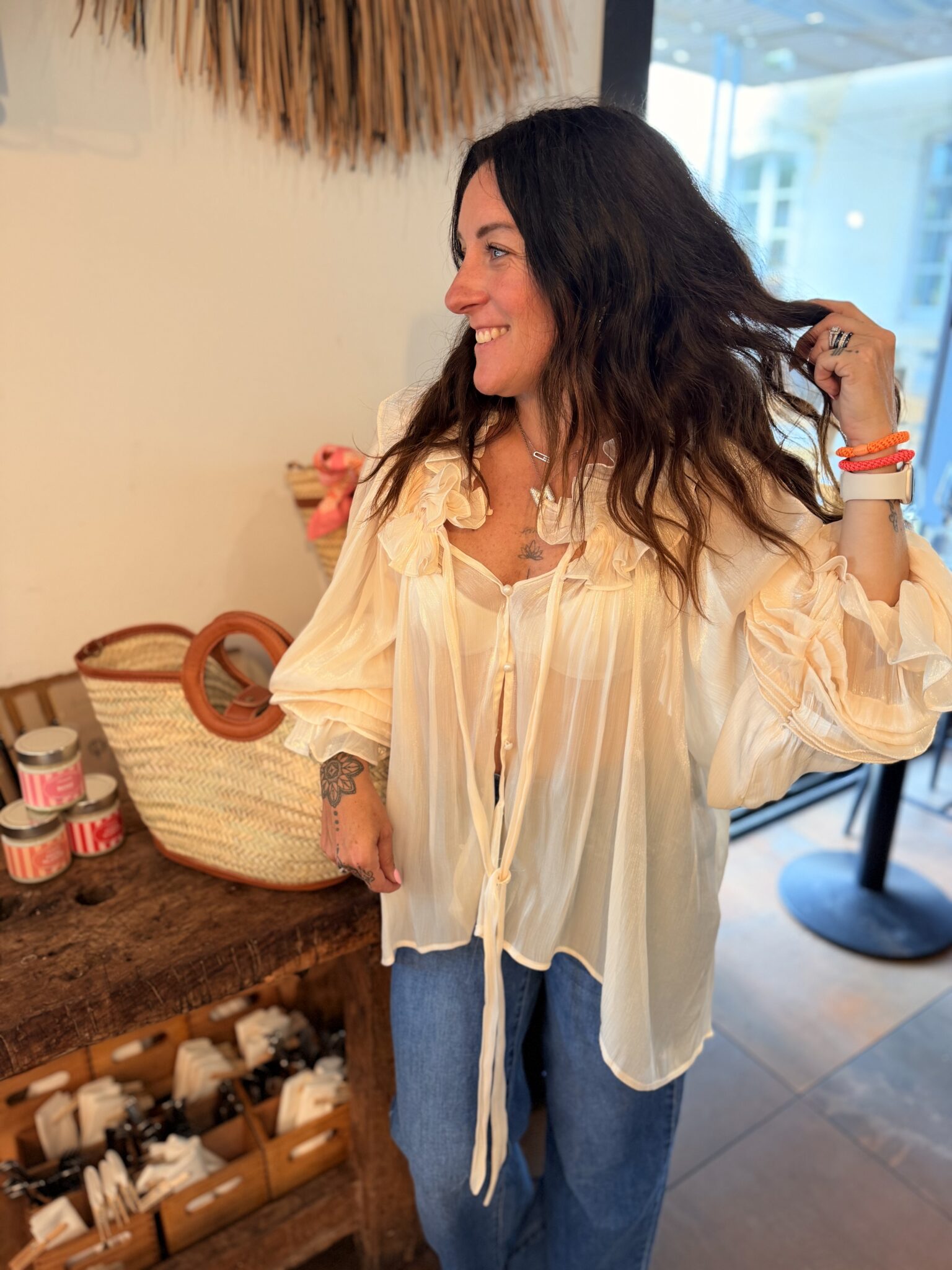 femme portant un chemisier crème dans un style bohème et voilage avec manches bouffantes