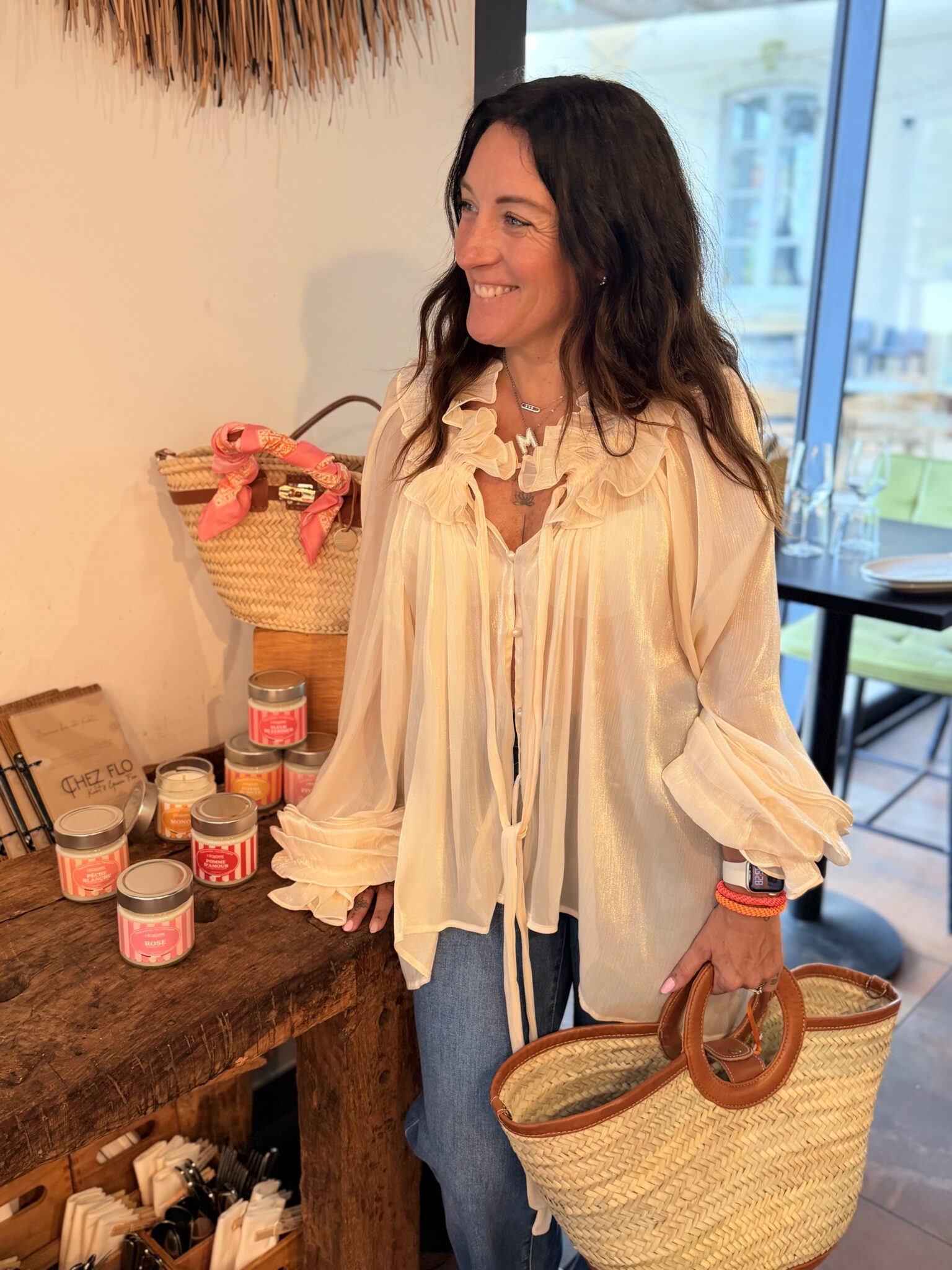 femme portant un chemisier crème dans un style bohème et voilage avec manches bouffantes