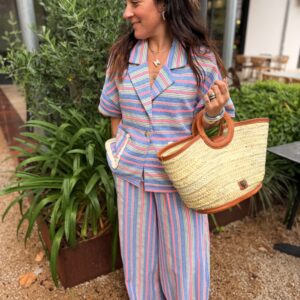 femme portant une chemise à rayures oversize