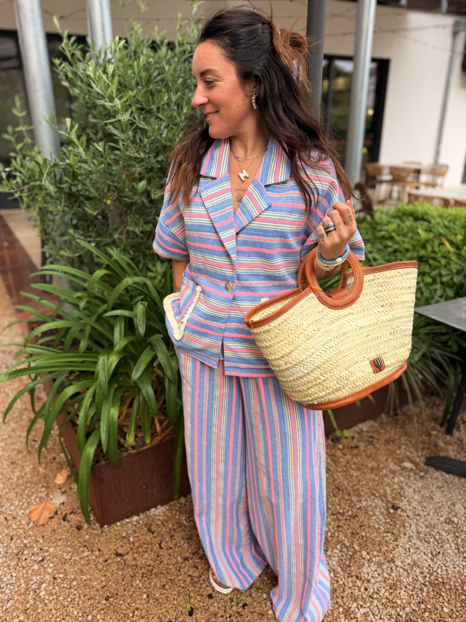 femme portant une chemise à rayures oversize