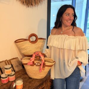 femme brune porte une blouse couleur cède style voilage épaules dénudées