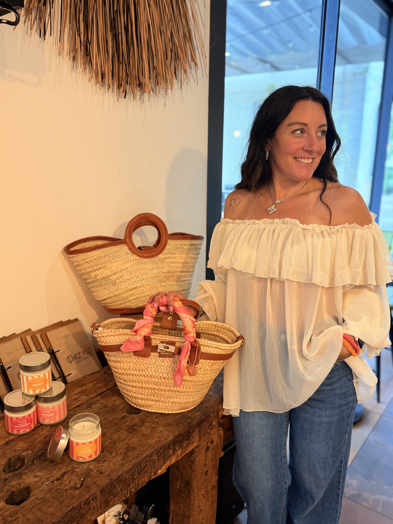 femme brune porte une blouse couleur cède style voilage épaules dénudées