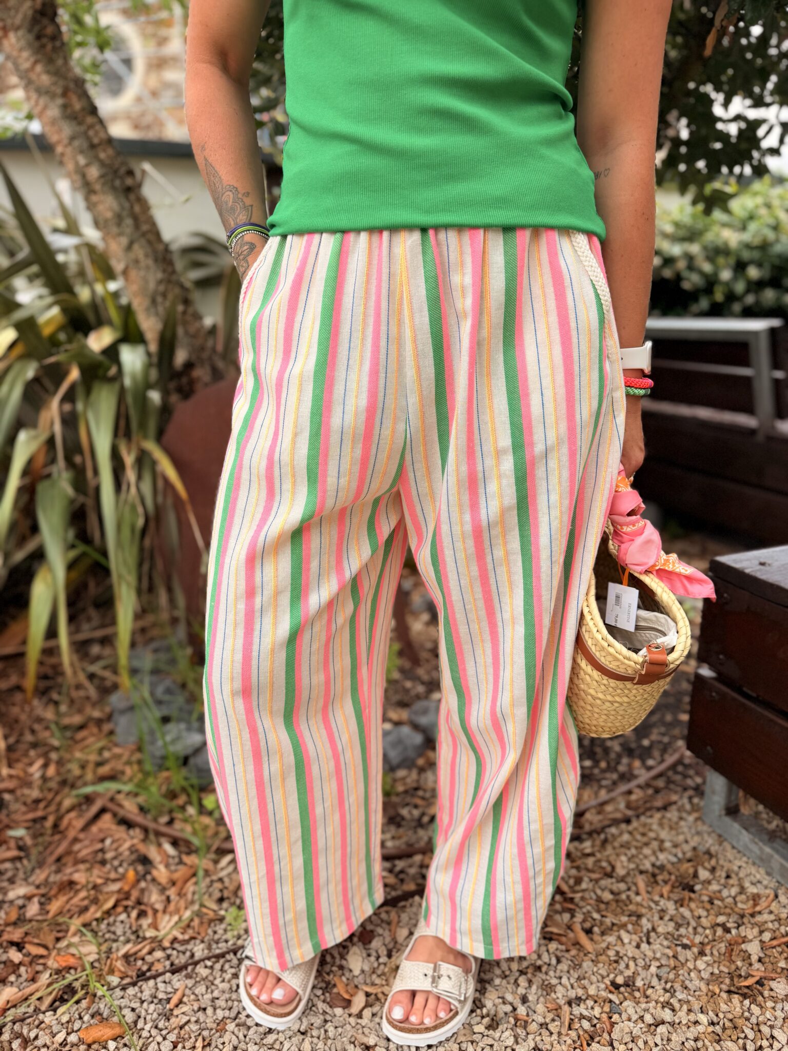 femme portant un pantalon large coupe ballon a rayures, fluide