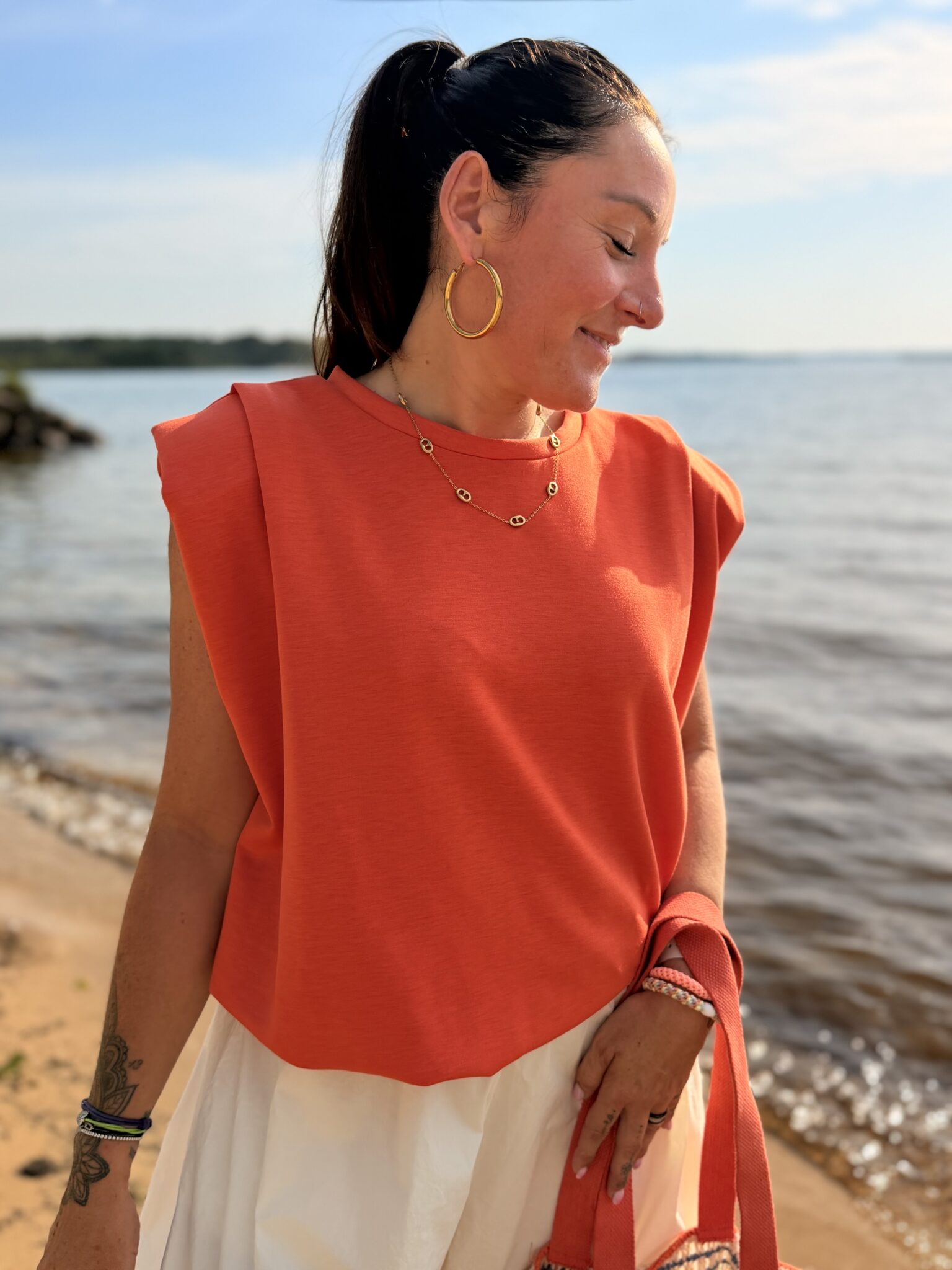 femme brune porte top structuré orange