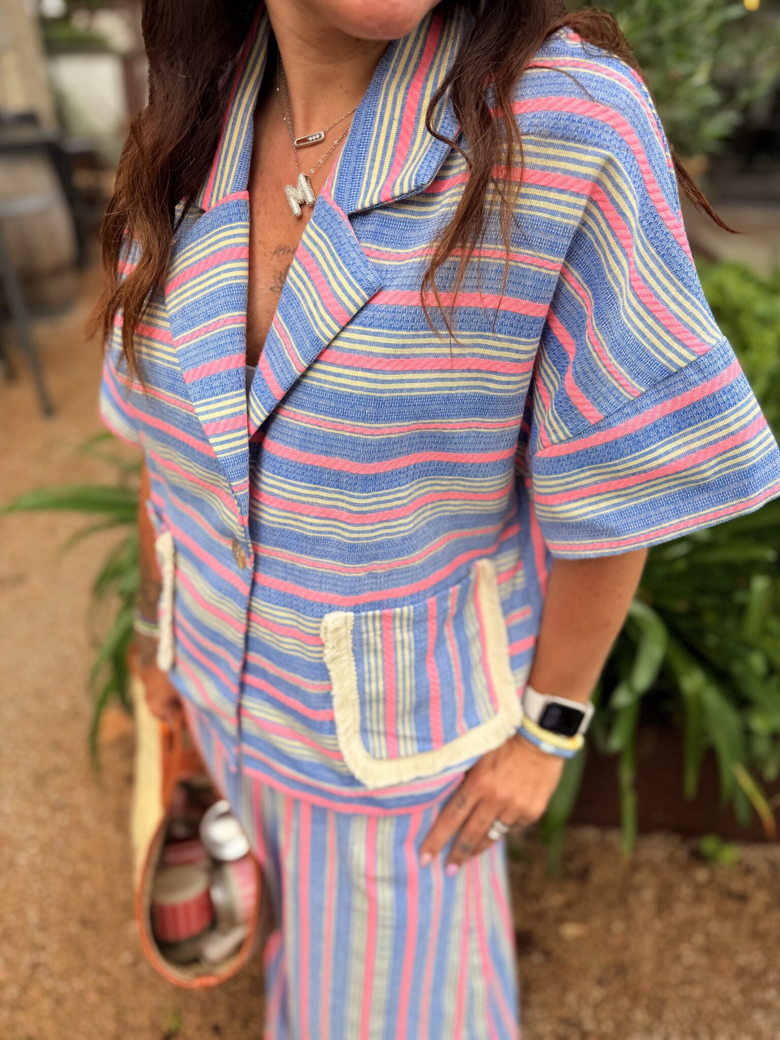 femme portant une chemise à rayures oversize