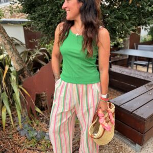 femme portant un pantalon large coupe ballon a rayures, fluide