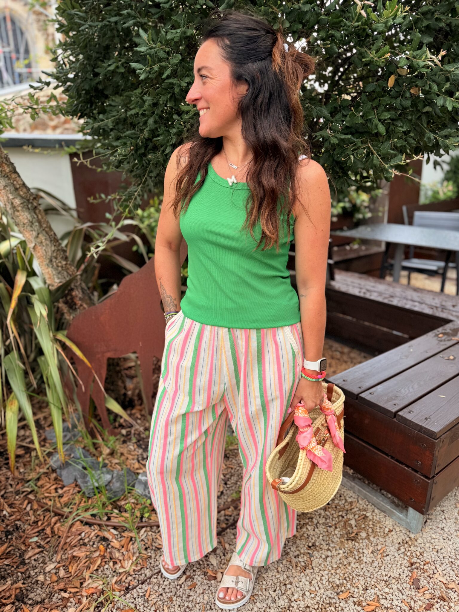 femme portant un pantalon large coupe ballon a rayures, fluide
