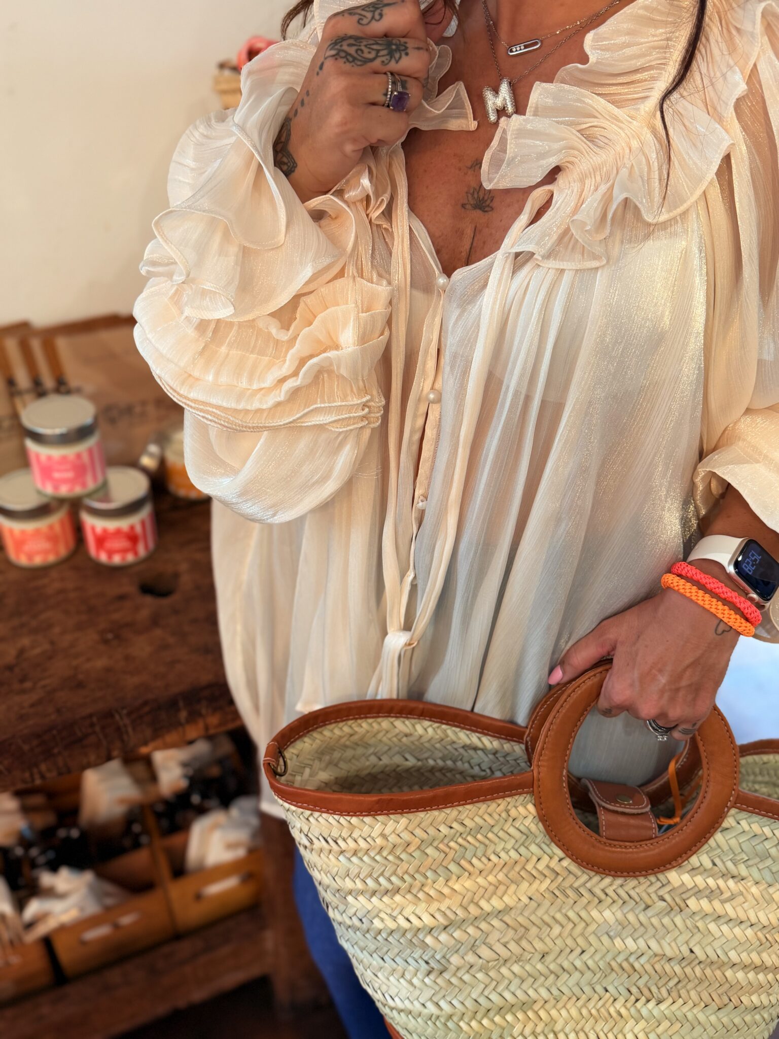 femme portant un chemisier crème dans un style bohème et voilage avec manches bouffantes