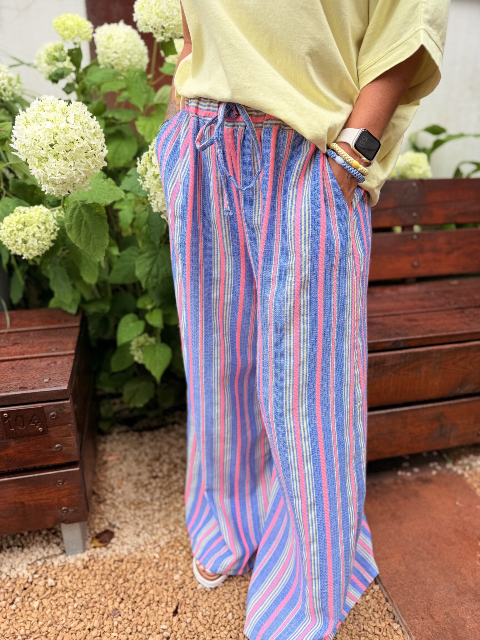 femme portant un parangon fluide large à rayures bleu et rose