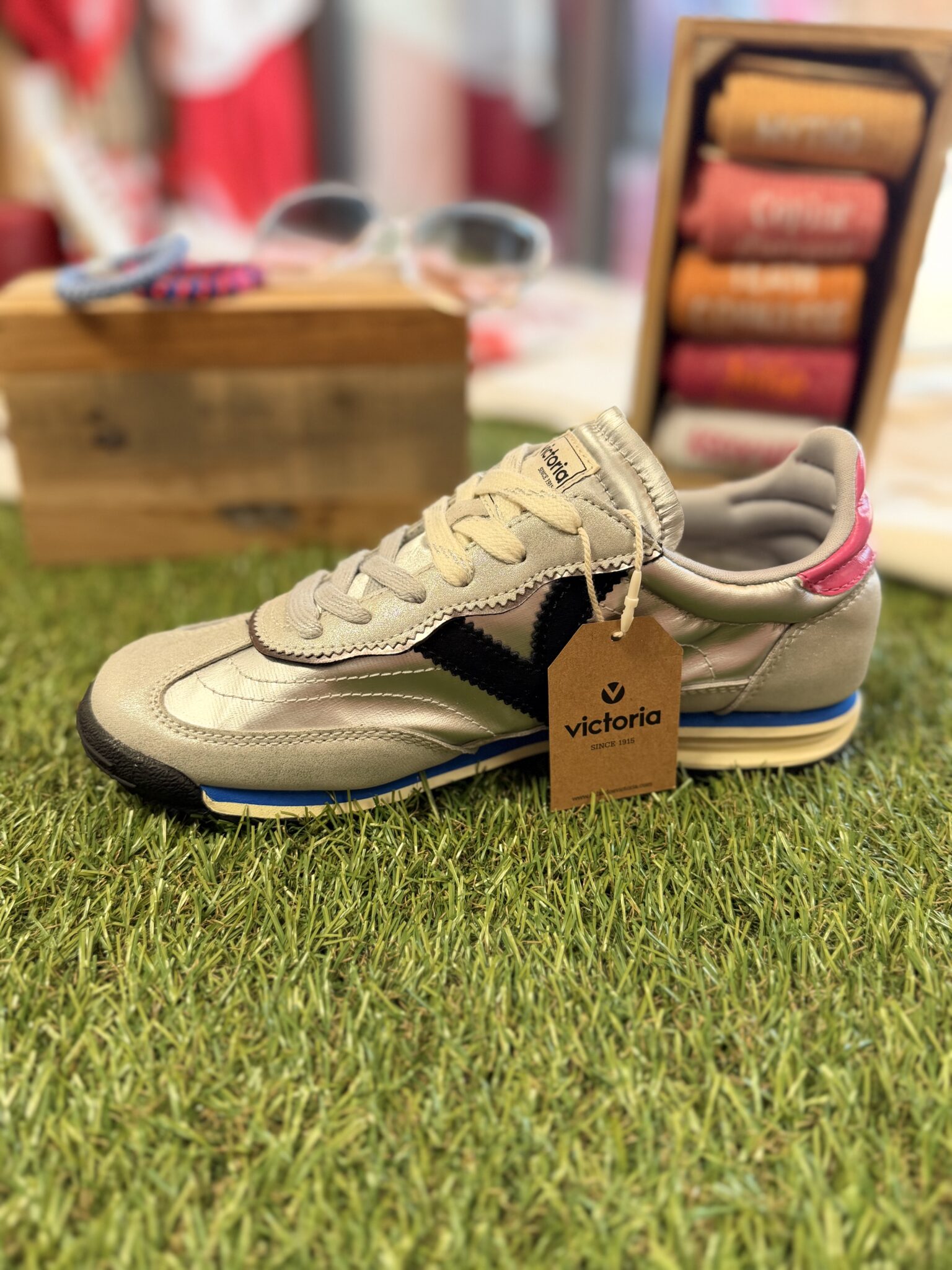 Basket femme originale argentée, noire et colorée au style rétro sportif.