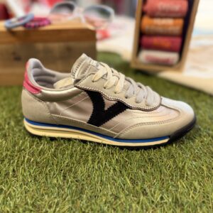 Basket femme originale argentée, noire et colorée au style rétro sportif.