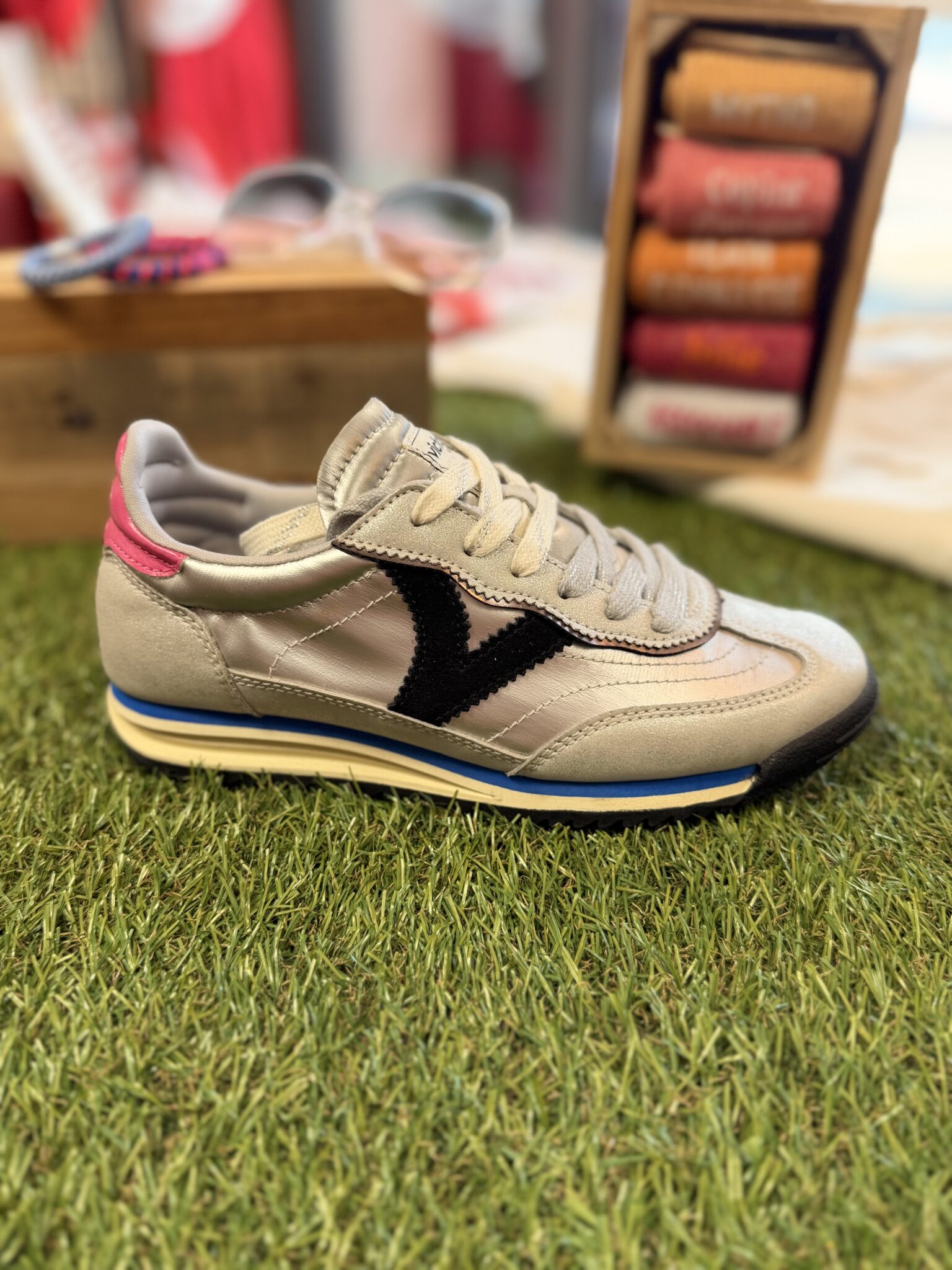 Basket femme originale argentée, noire et colorée au style rétro sportif.