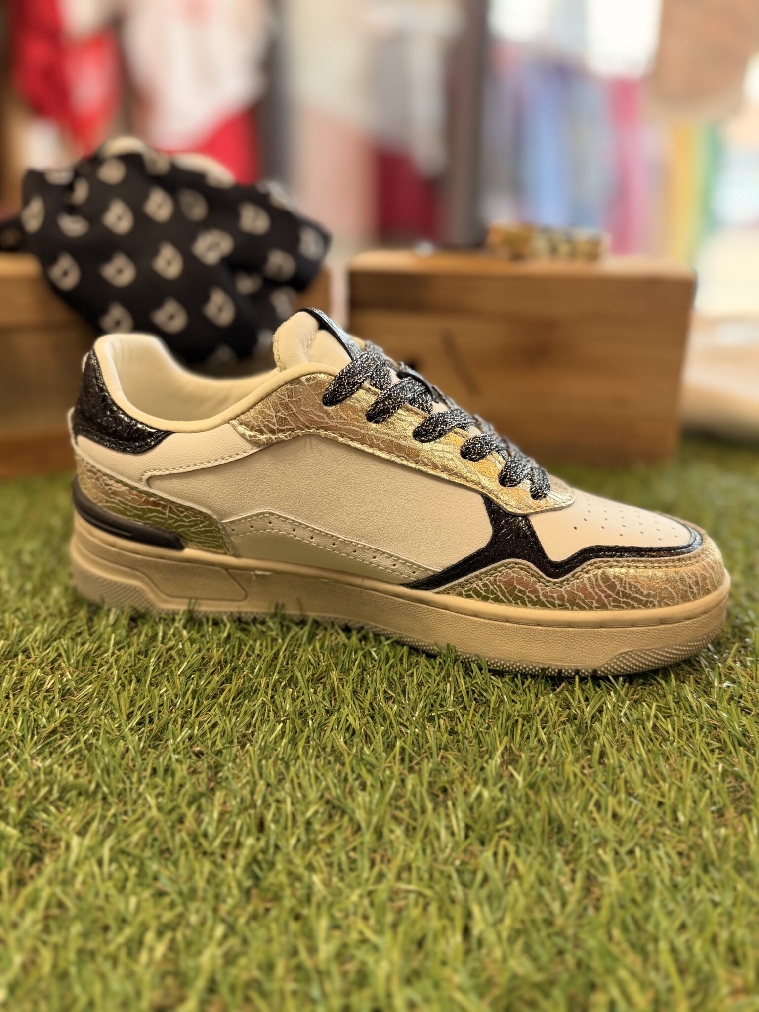 Découvrez cette basket Victoria femme beige, dorée et noire, avec détails métallisés et semelle épaisse. Un modèle tendance pour la mi-saison.