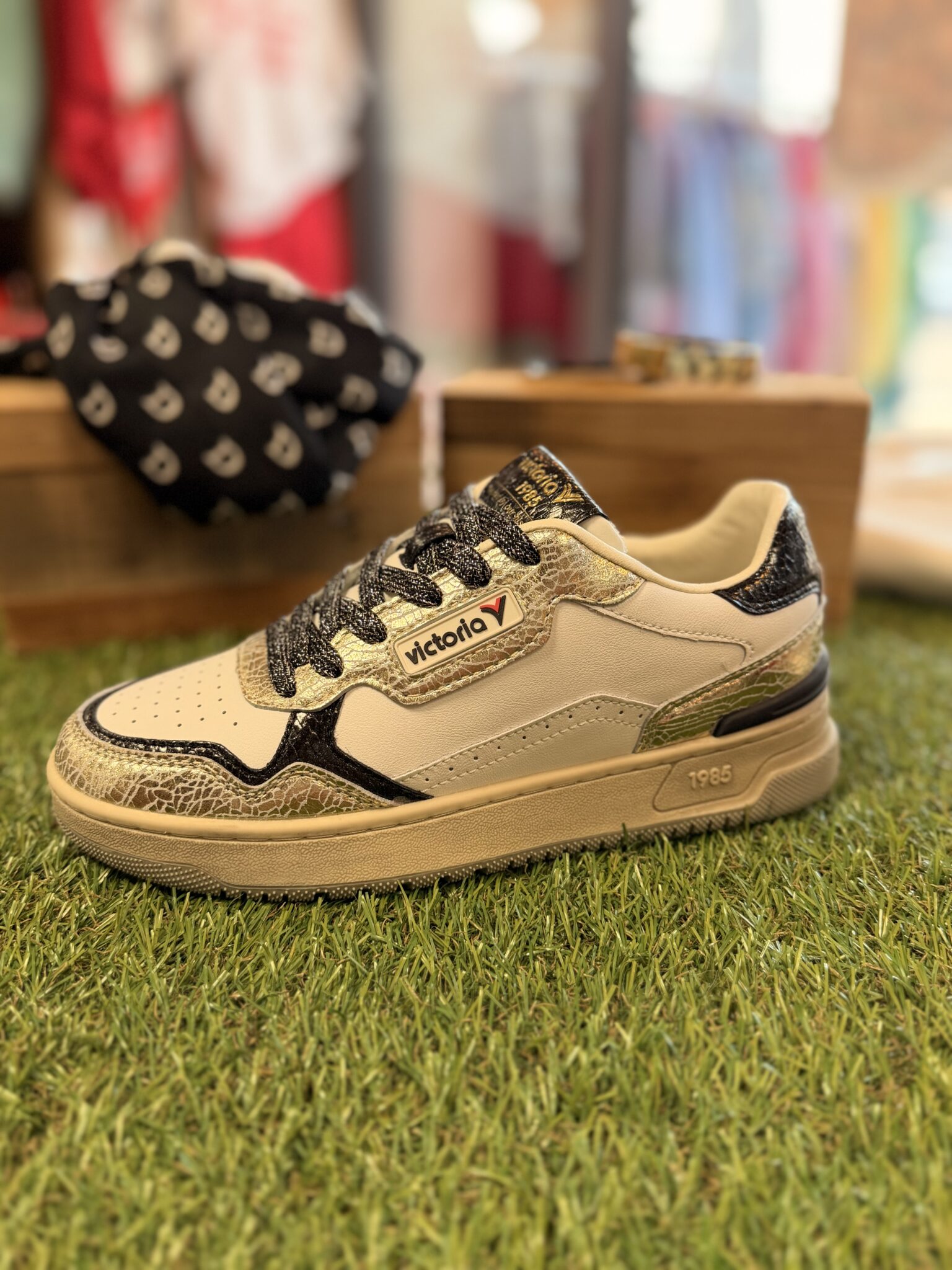 Basket Victoria femme beige, dorée et noire