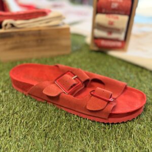 Claquette rouge femme en velours avec doubles brides et boucles ton sur ton