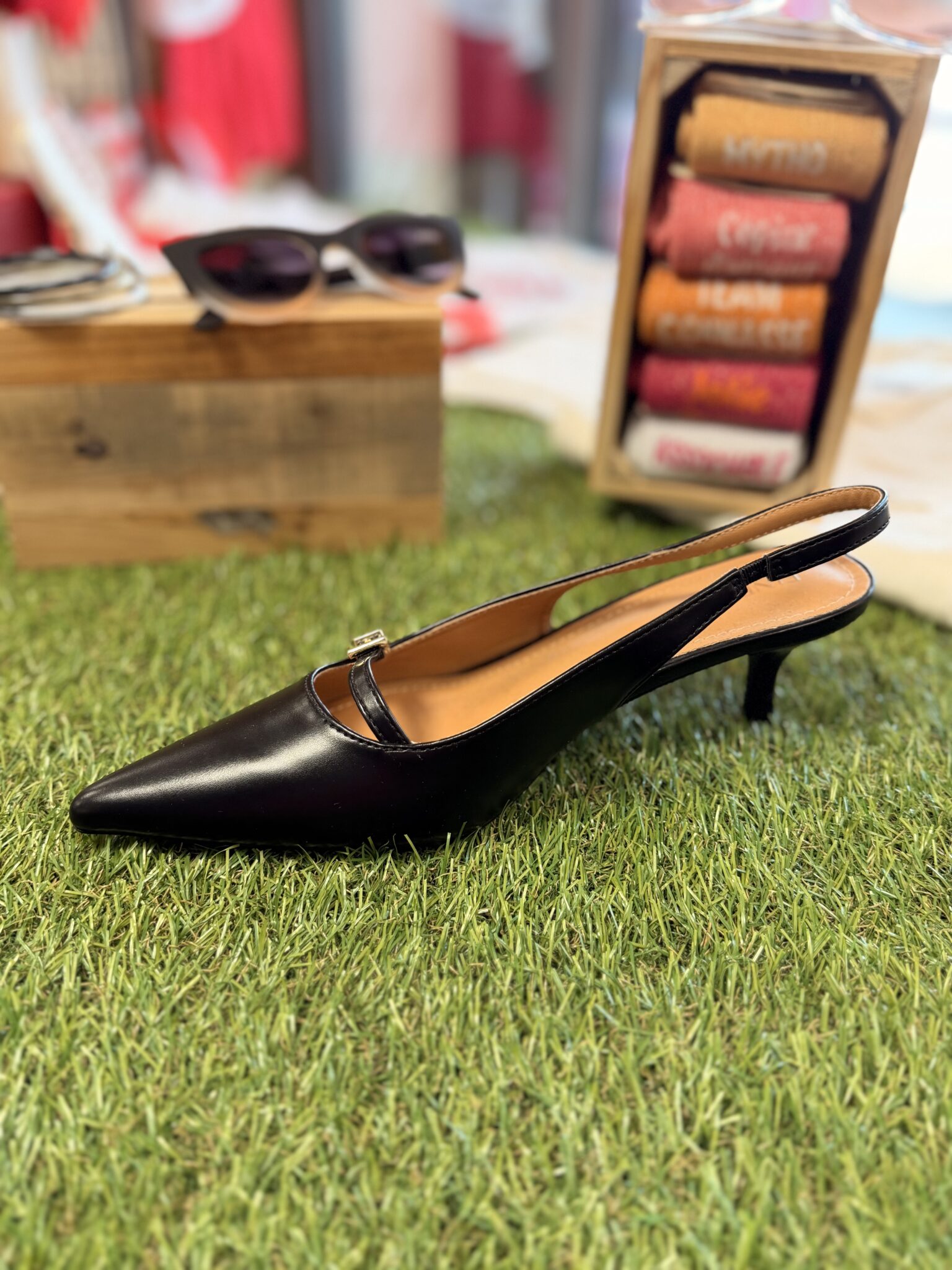 Escarpin femme noir à petit talon avec bride arrière et boucle dorée