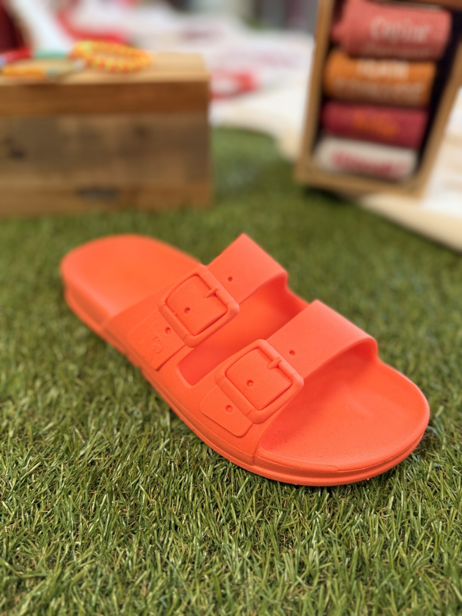 claquette orange fluo à doubles brides