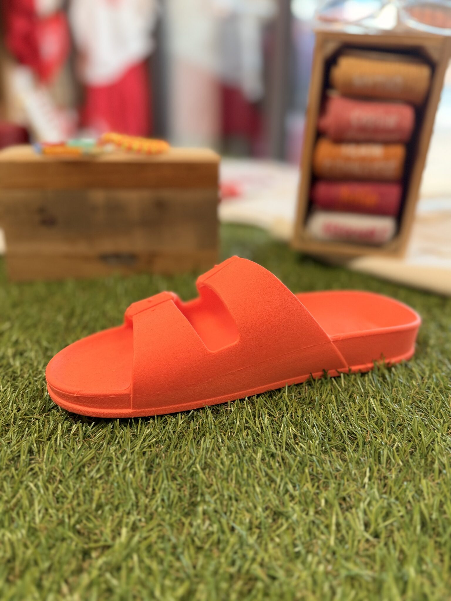 claquette orange fluo à doubles brides