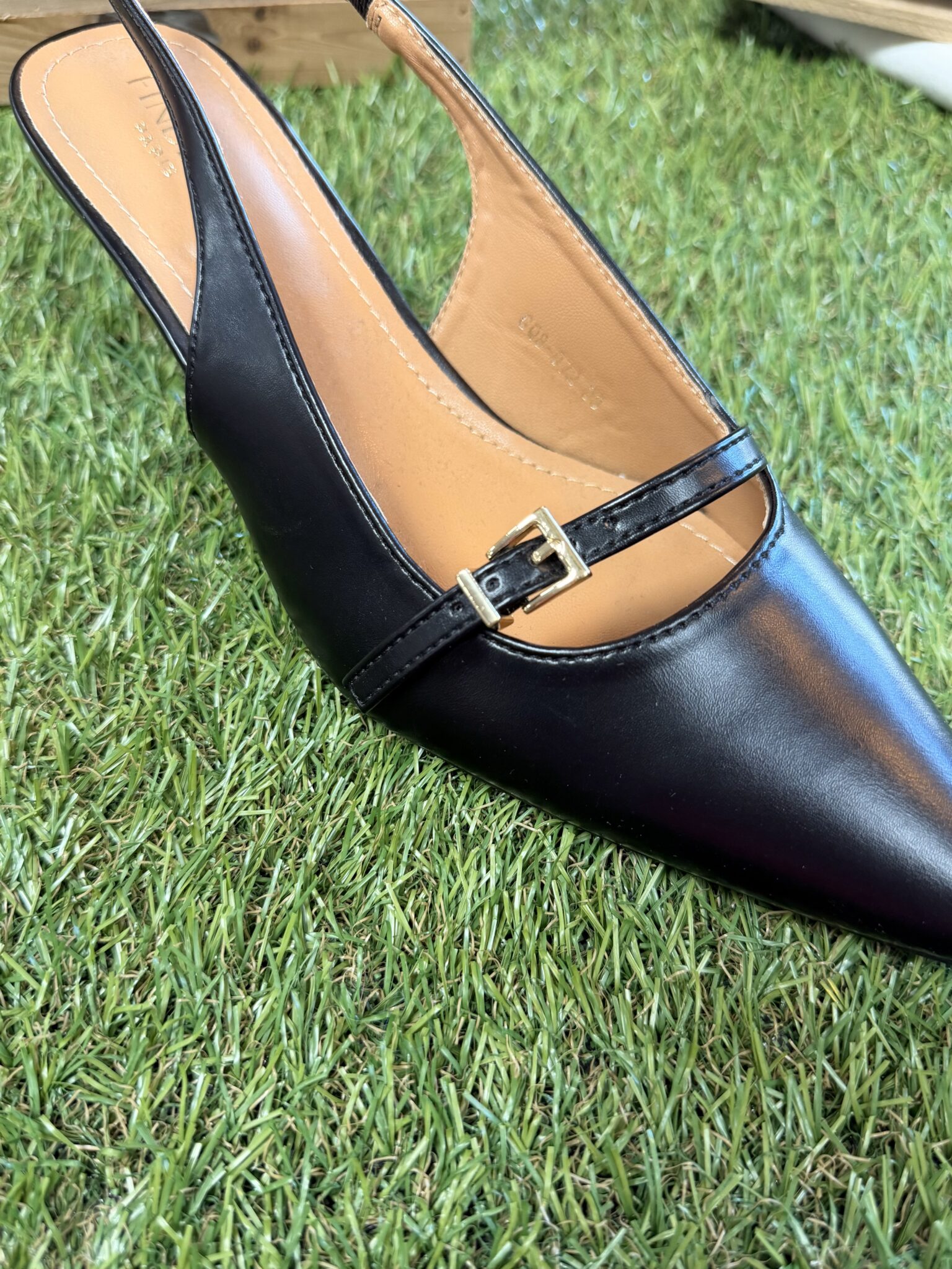 Escarpin femme noir à petit talon avec bride arrière et boucle dorée