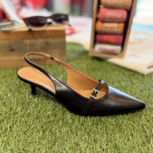 Escarpin femme noir à petit talon avec bride arrière et boucle dorée
