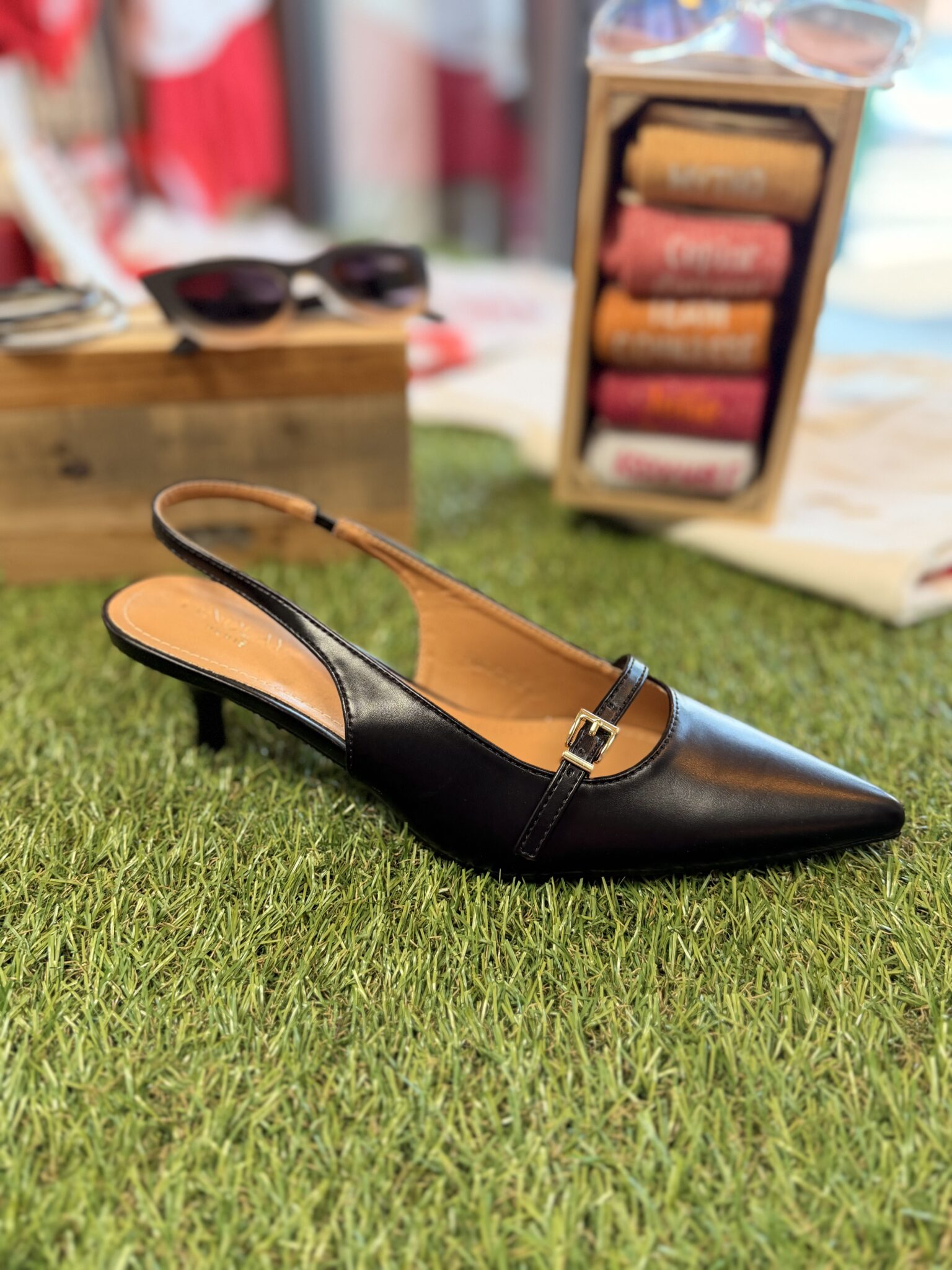 Escarpin femme noir à petit talon avec bride arrière et boucle dorée