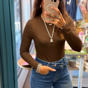 femme brune porte body manches longues couleur marron