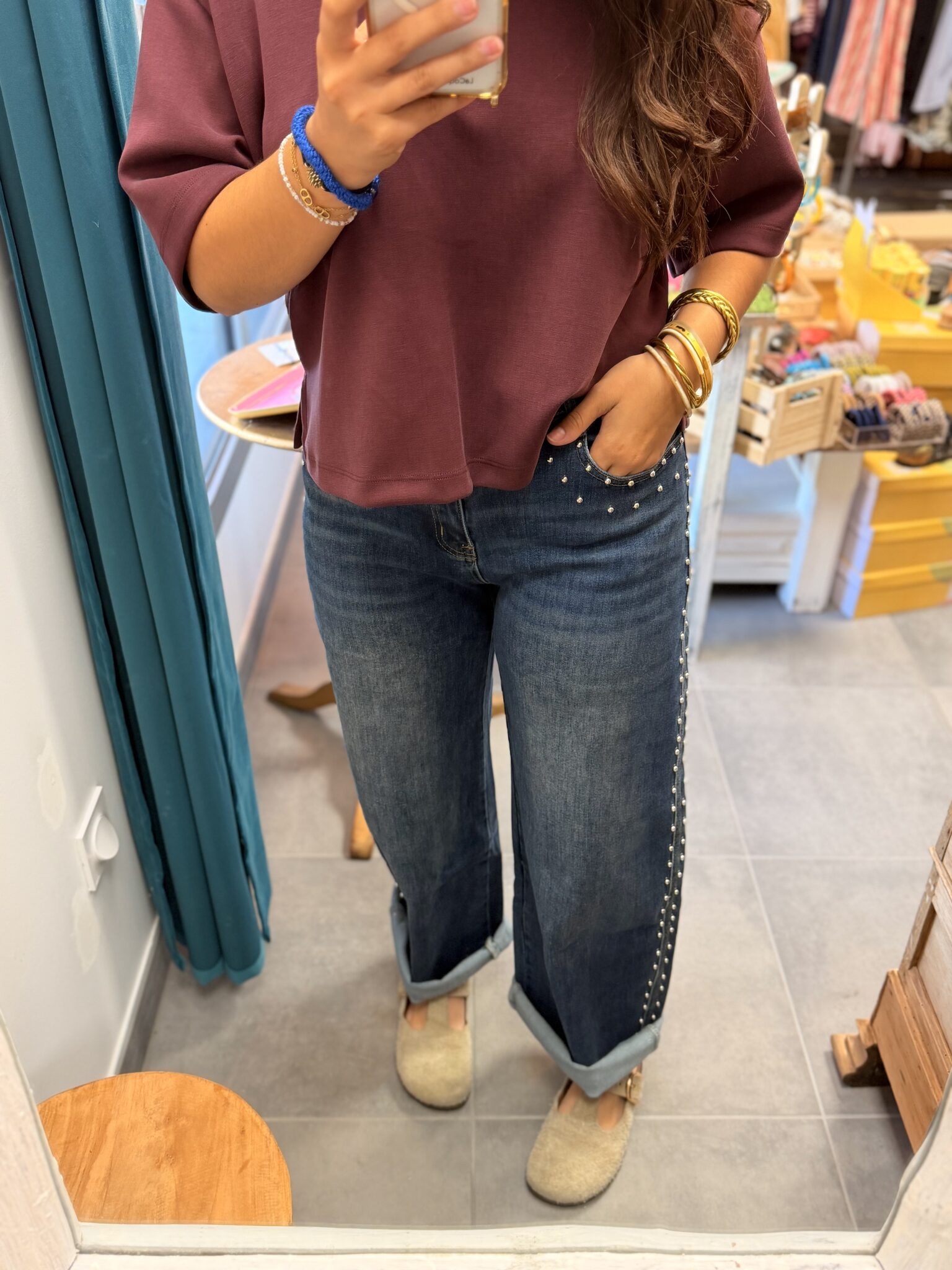 femme brune porte pantalon large à clous