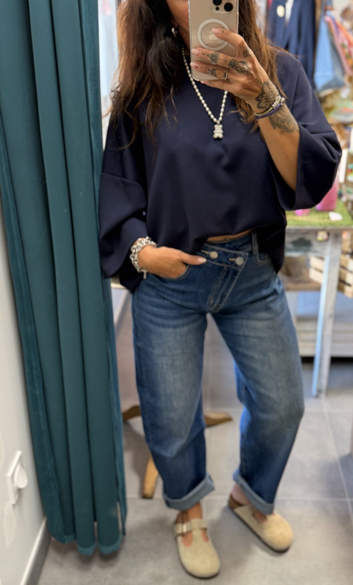 femme brune porte haut oversize bleu