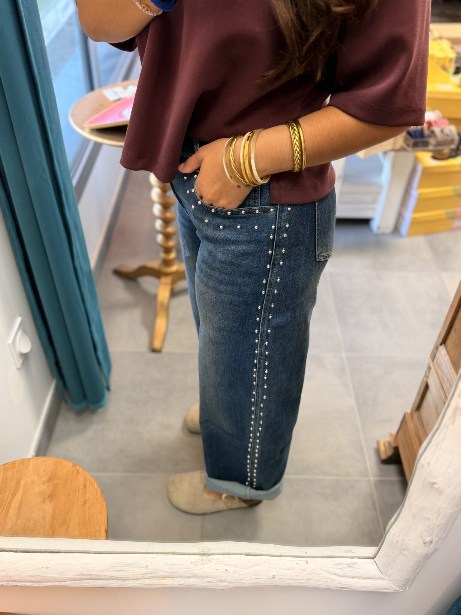 femme brune porte pantalon large à clous