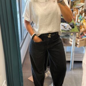 femme brune porte jean barrel noir avec poches plaqués
