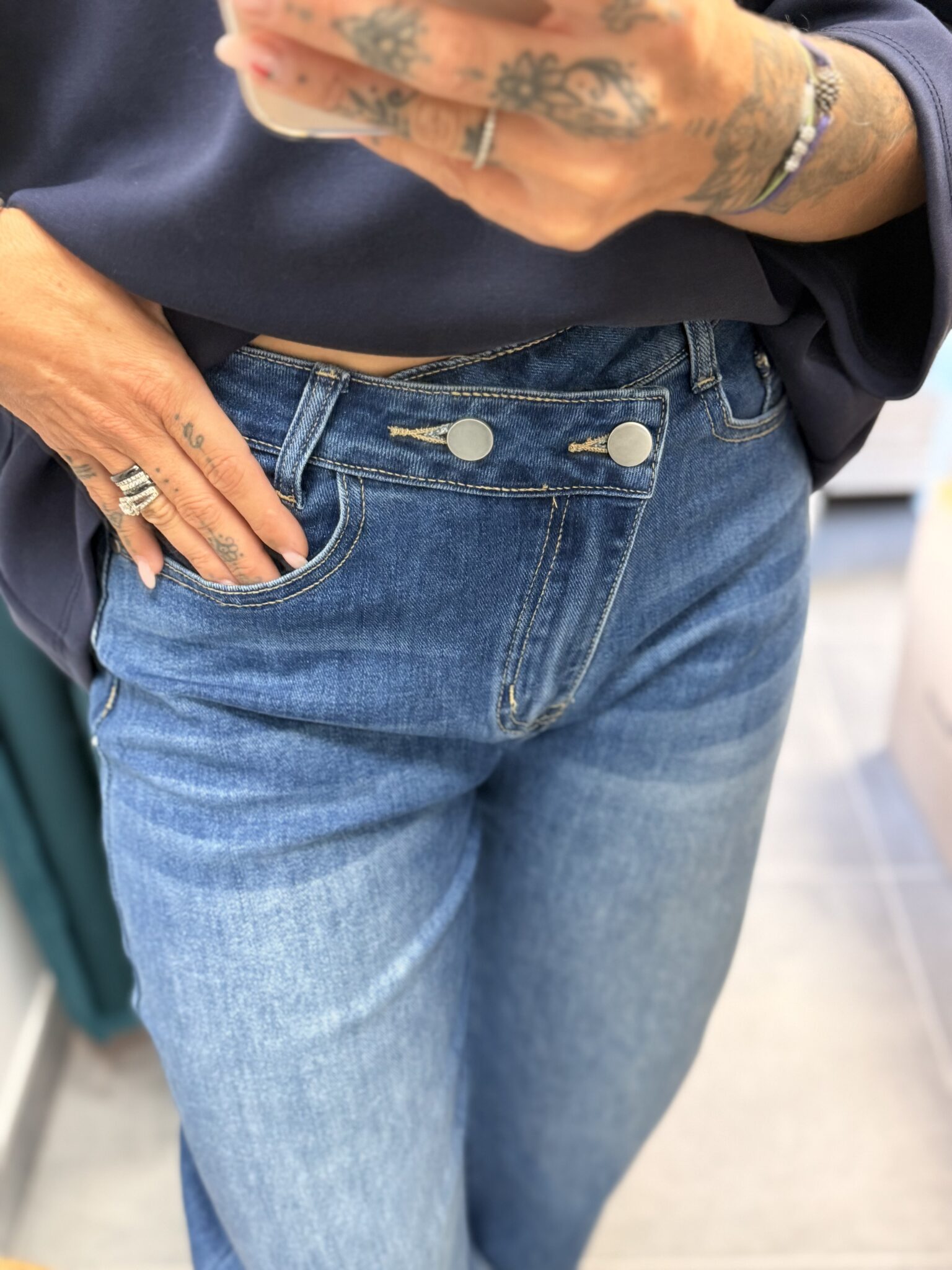 femme porte jean large double boutons