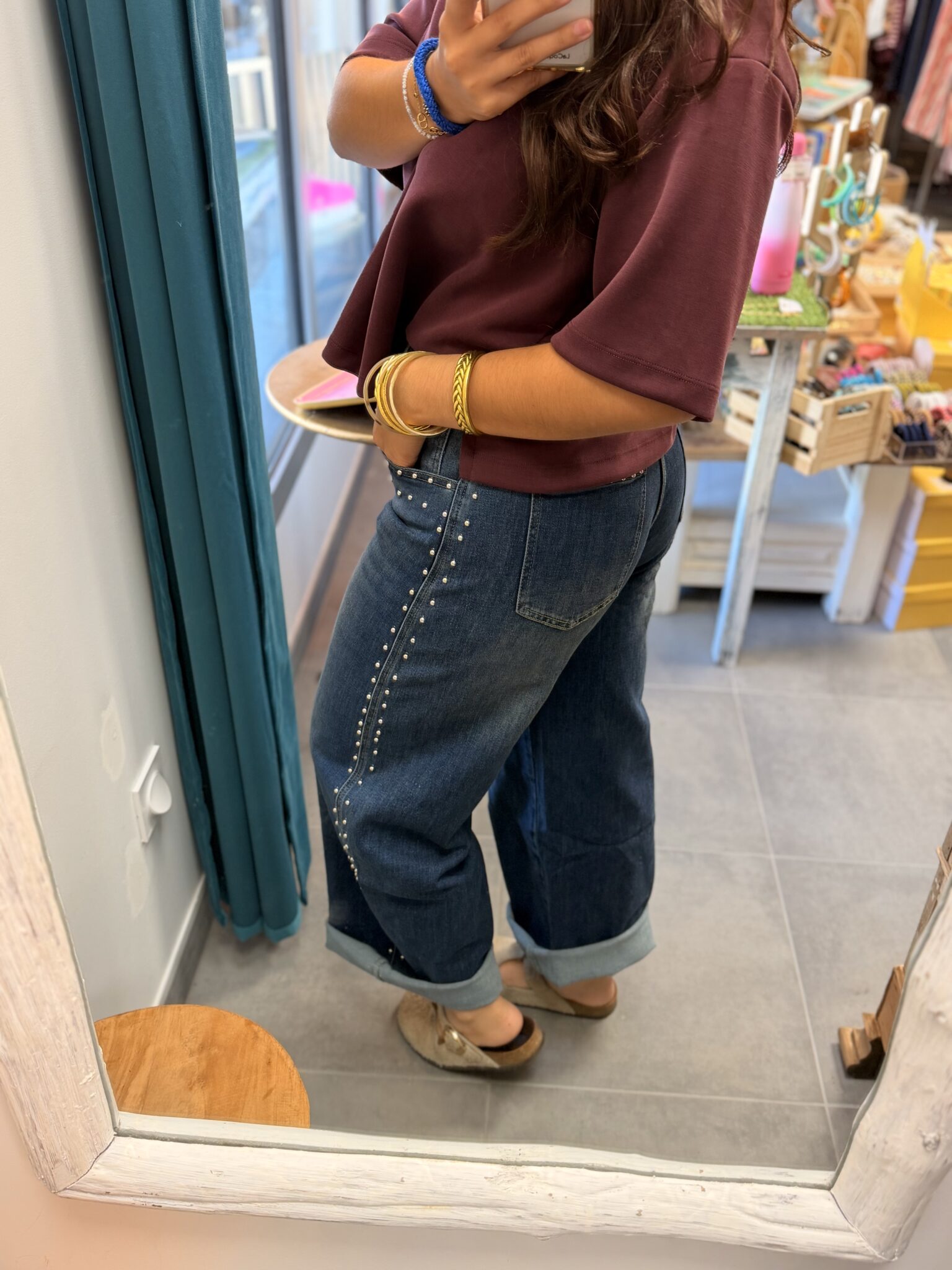 femme brune porte pantalon large à clous