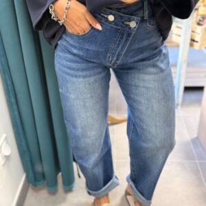 femme portant jean large deux boutons