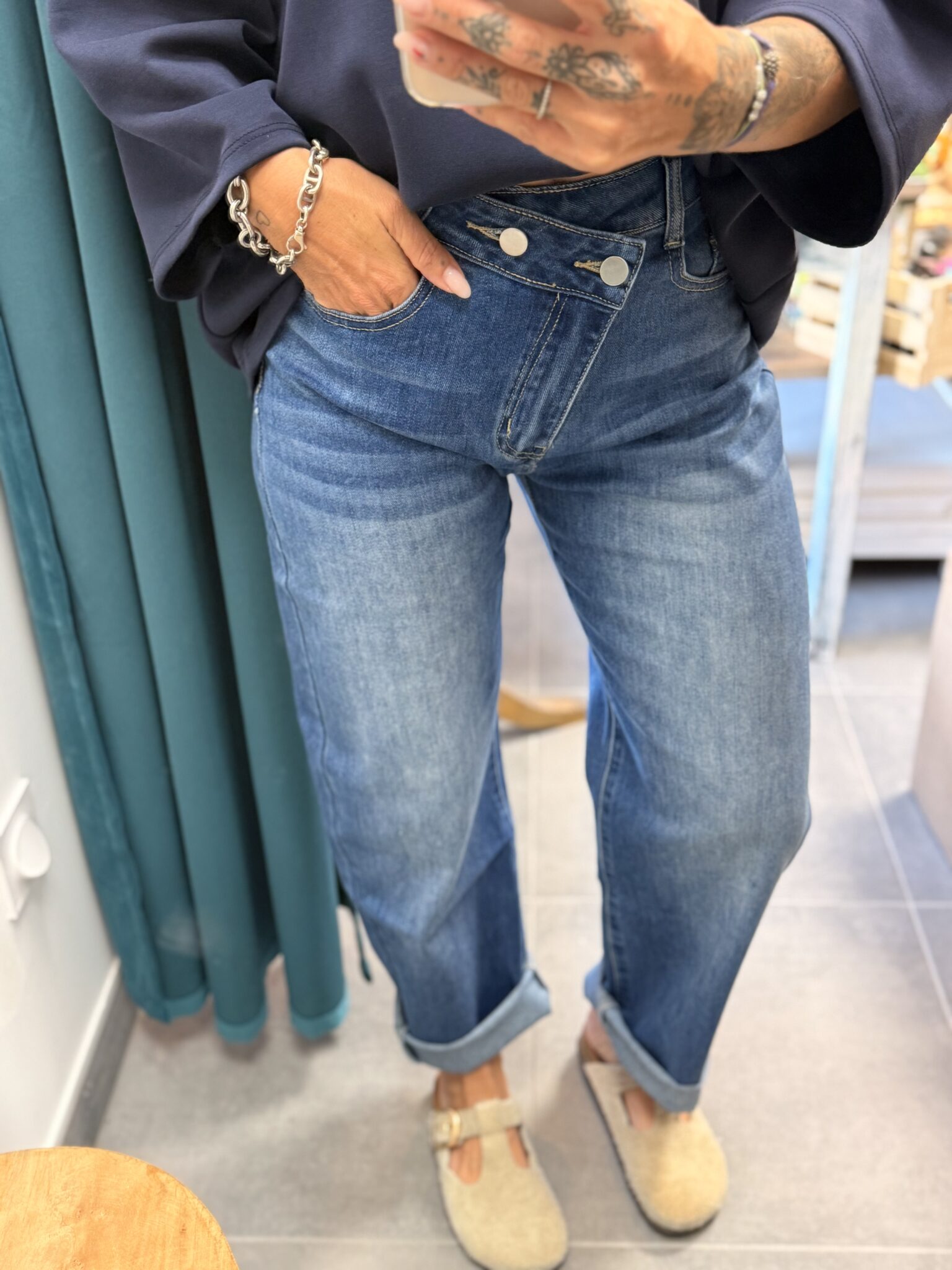 femme portant jean large deux boutons