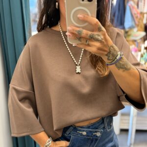 femme porte haut oversize marron