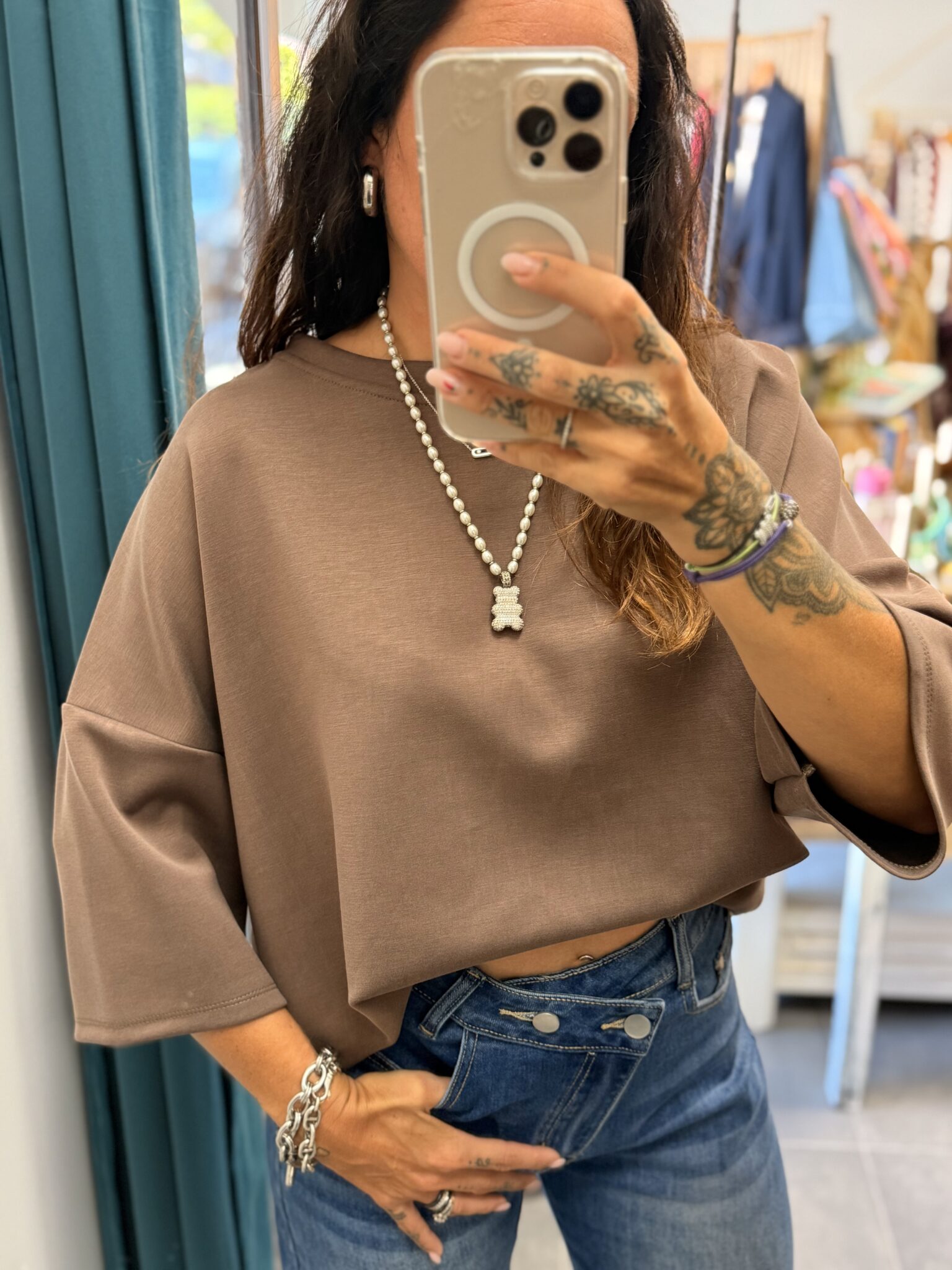 femme porte haut oversize marron