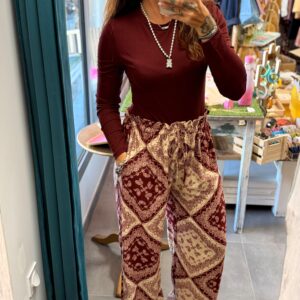 femme brune porte pantalon large fluide imprimé bandana bordeaux et beige