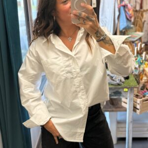 femme brune porte chemise blanche