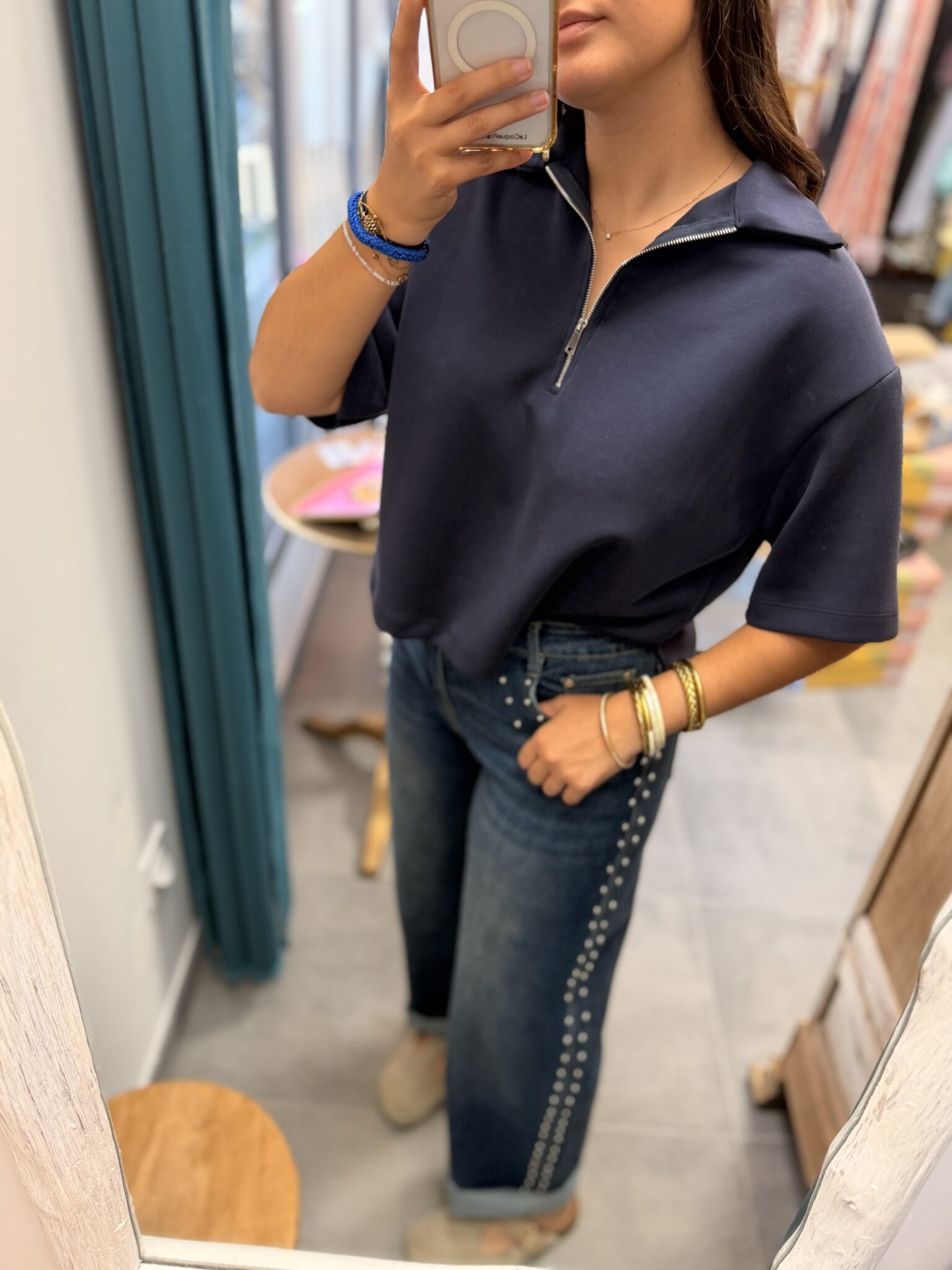 femme brune porte haut à zappe bleu marine