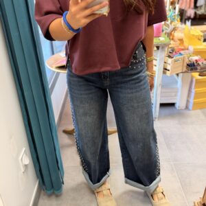 femme brune porte pantalon large à clous