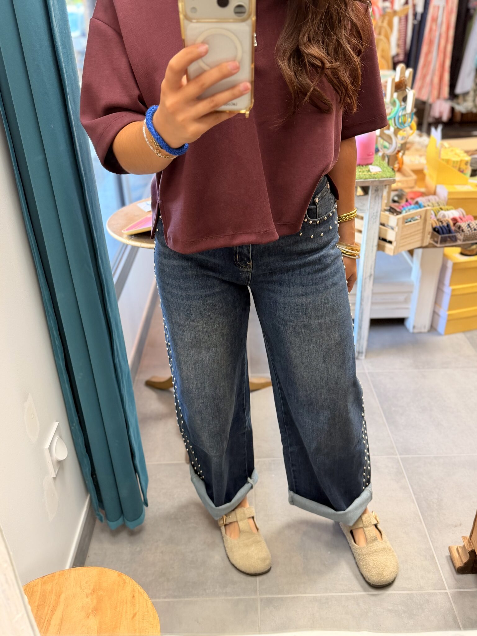 femme brune porte pantalon large à clous