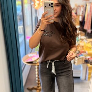 femme brune porte t-shirt dolce vite en strass