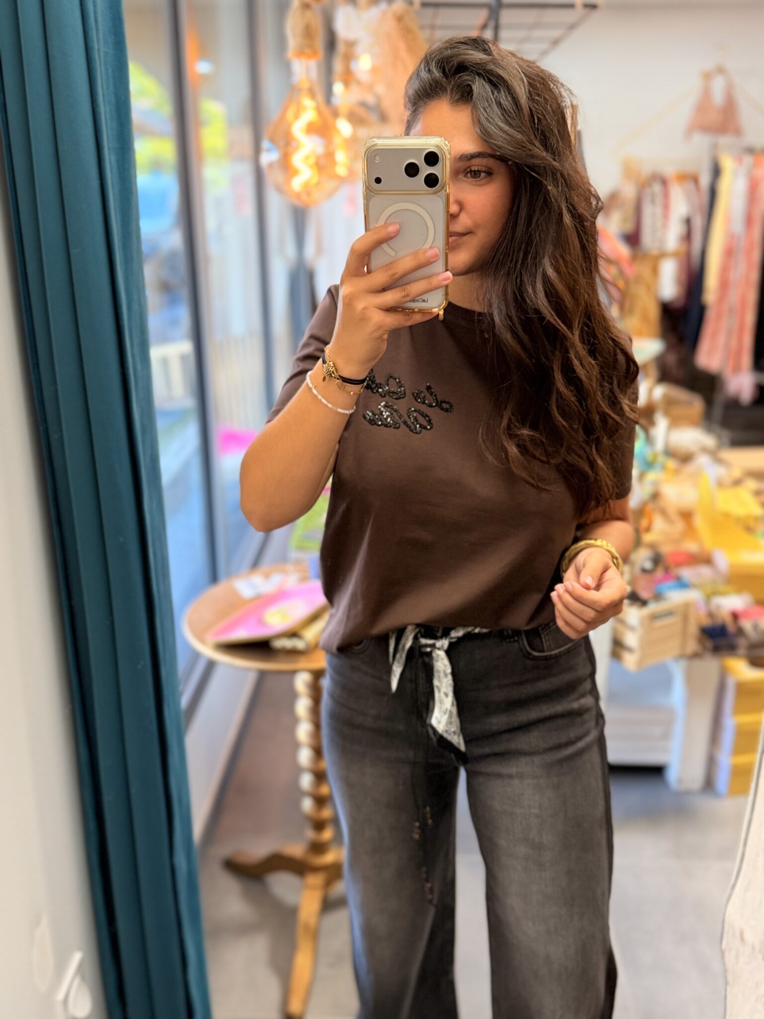 femme brune porte t-shirt dolce vite en strass