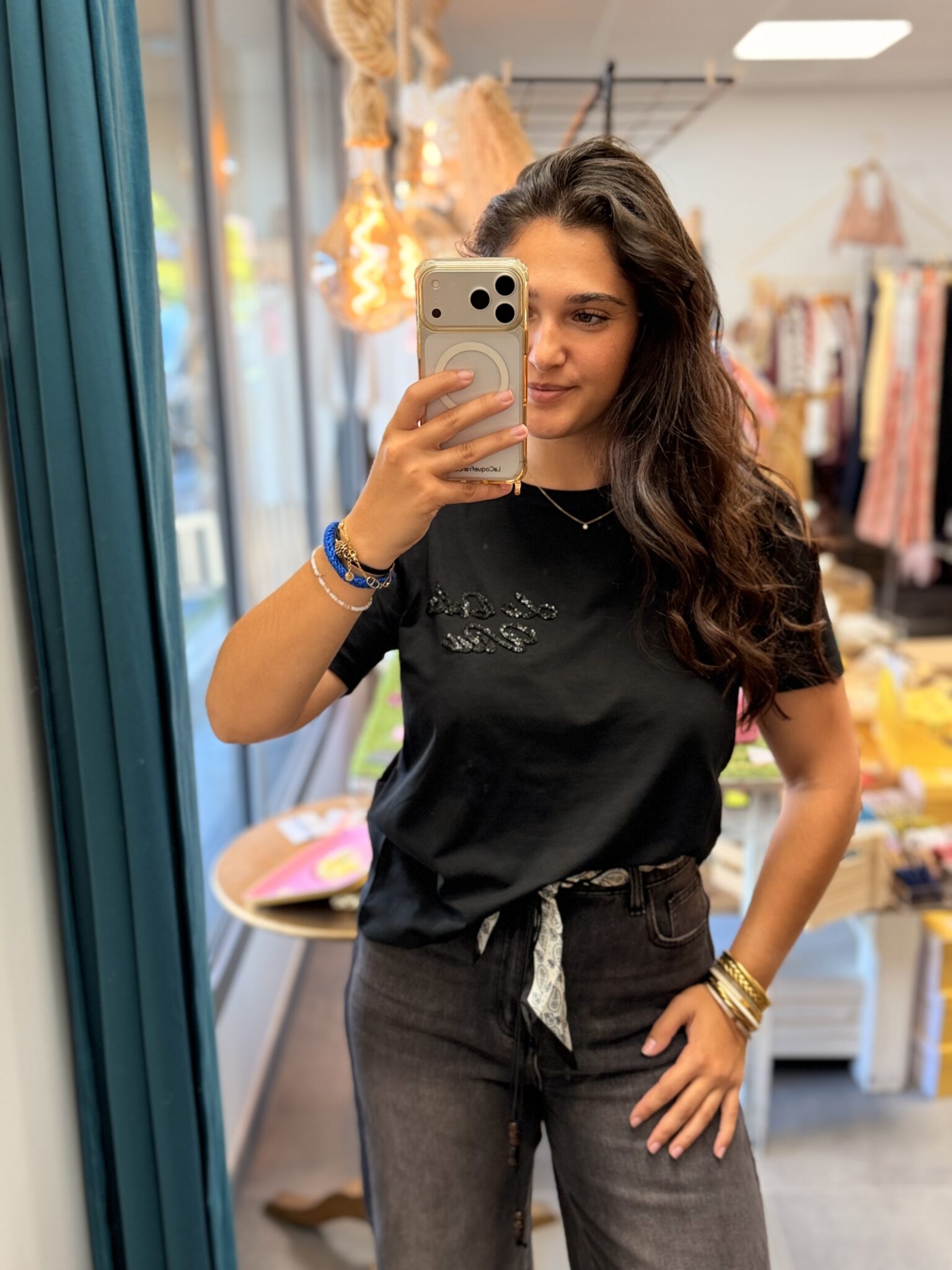 femme brune porte t-shirt dolce vita en strass noir